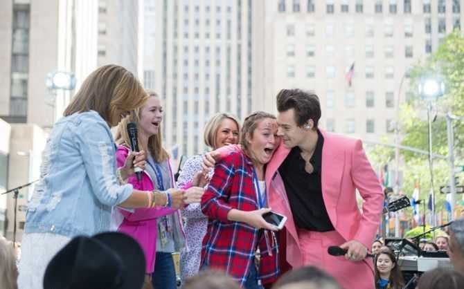 Harry Styles volunteers to watch stranger's dog while he picks up a  restaurant order - ABC News